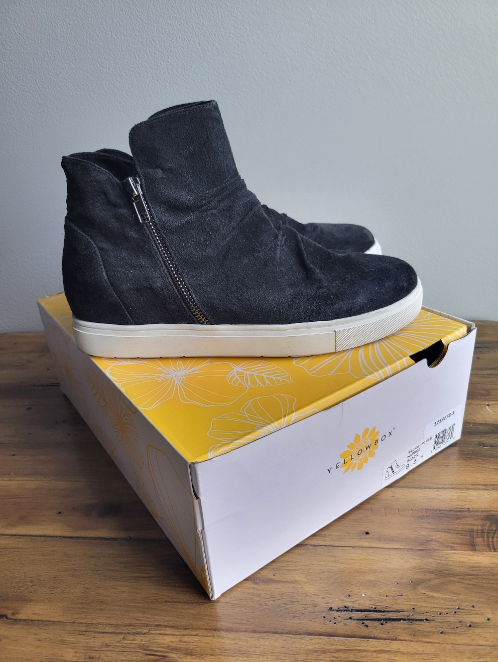 Yellow Box Womens Size 8.5 Marbee Black Sneakers